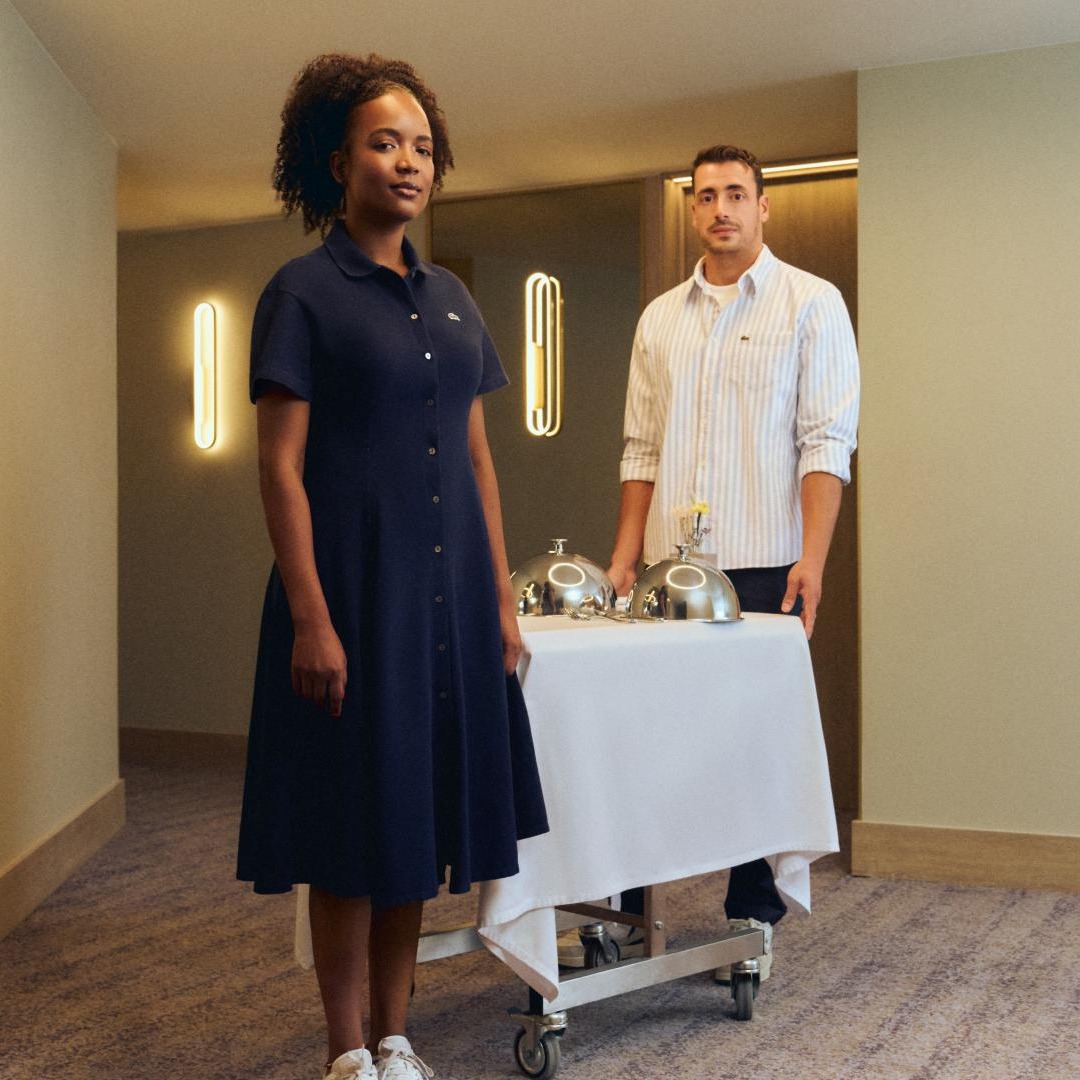 Personal de hotel con uniforme de Lacoste