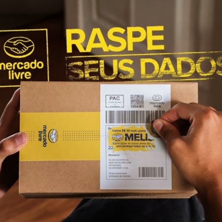 Una mano borrando datos de un paquete con una moneda