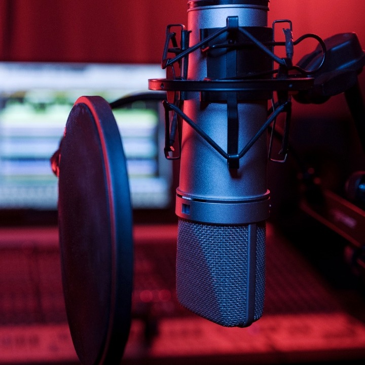 Un micrófono en un estudio de grabación de voz