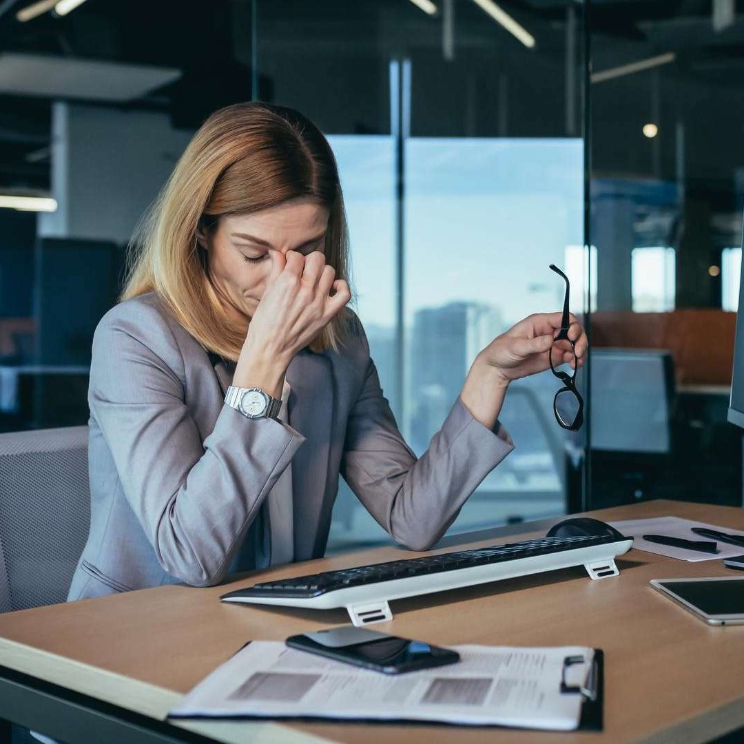 Mujer cansada trabajando en la oficina