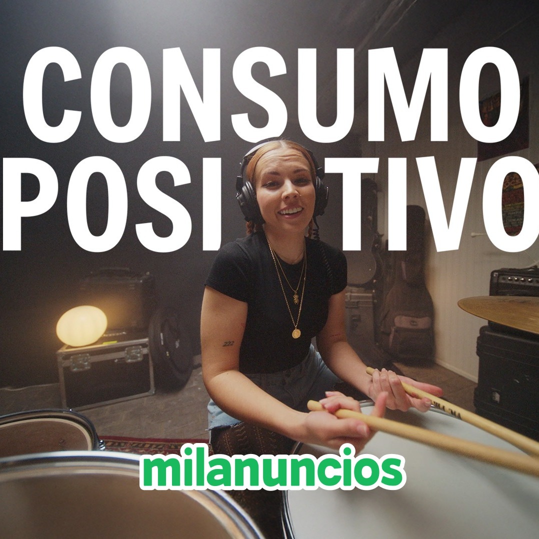 Chica joven tocando la batería con el nuevo posicionamiento de marca de Milanuncios en texto.