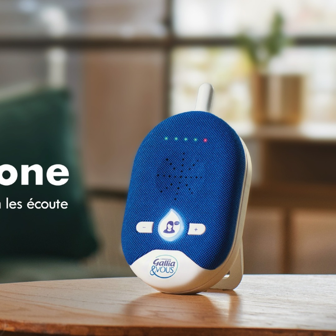 Este vigilabebés es una línea telefónica que atiende a padres y madres abrumados con la crianza Vigilabebés de la iniciativa "Mommyphone" sobre una mesa