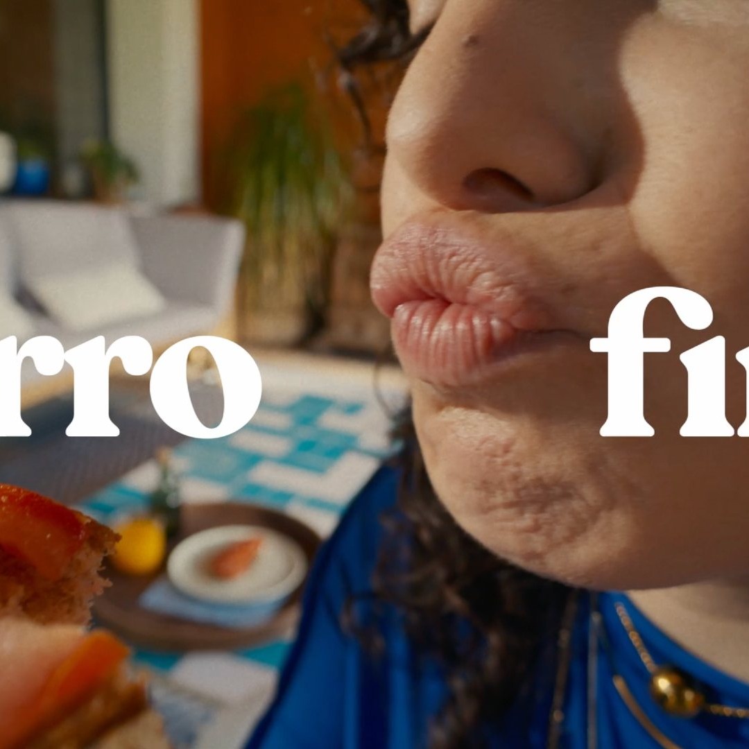 Primer plano de unos labios fruncidos