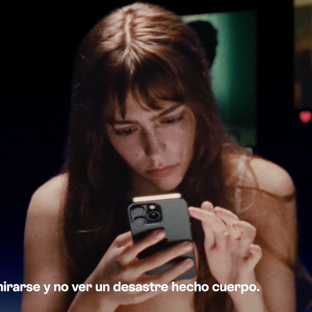 Chica mirando el teléfono móvil