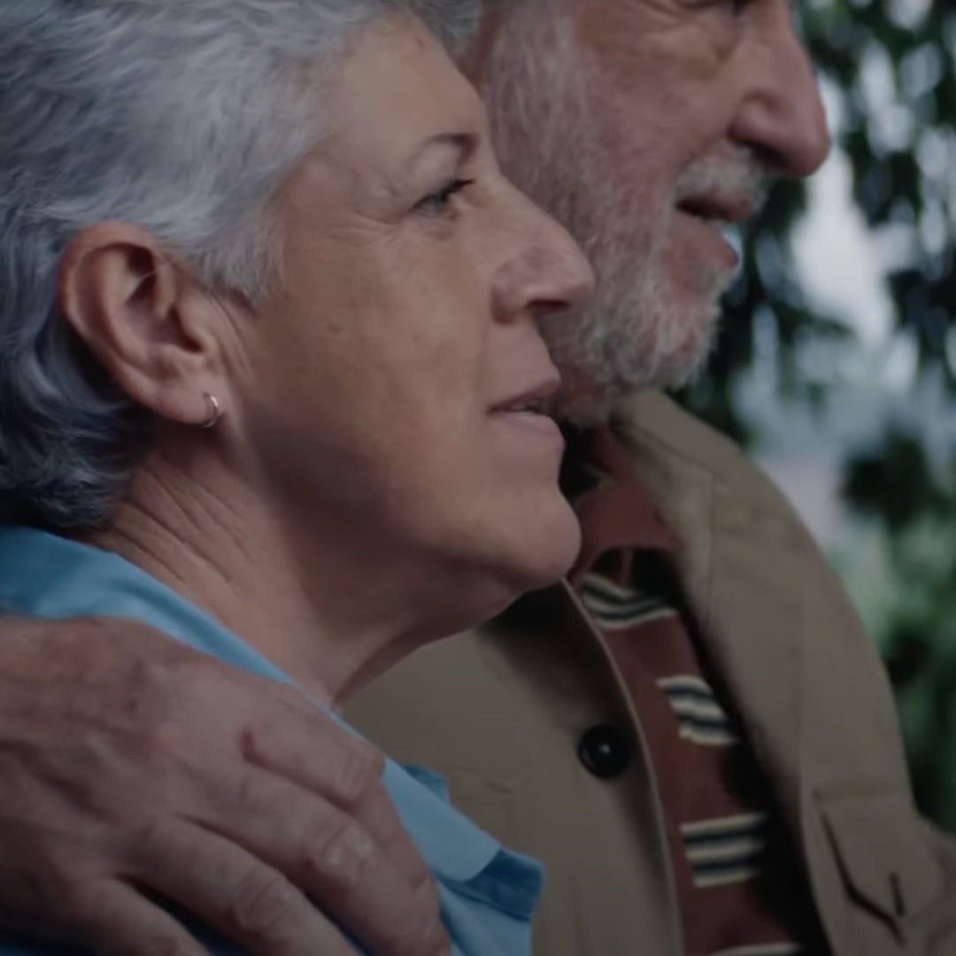 Un hombre y una mujer mayores miran al horizonte