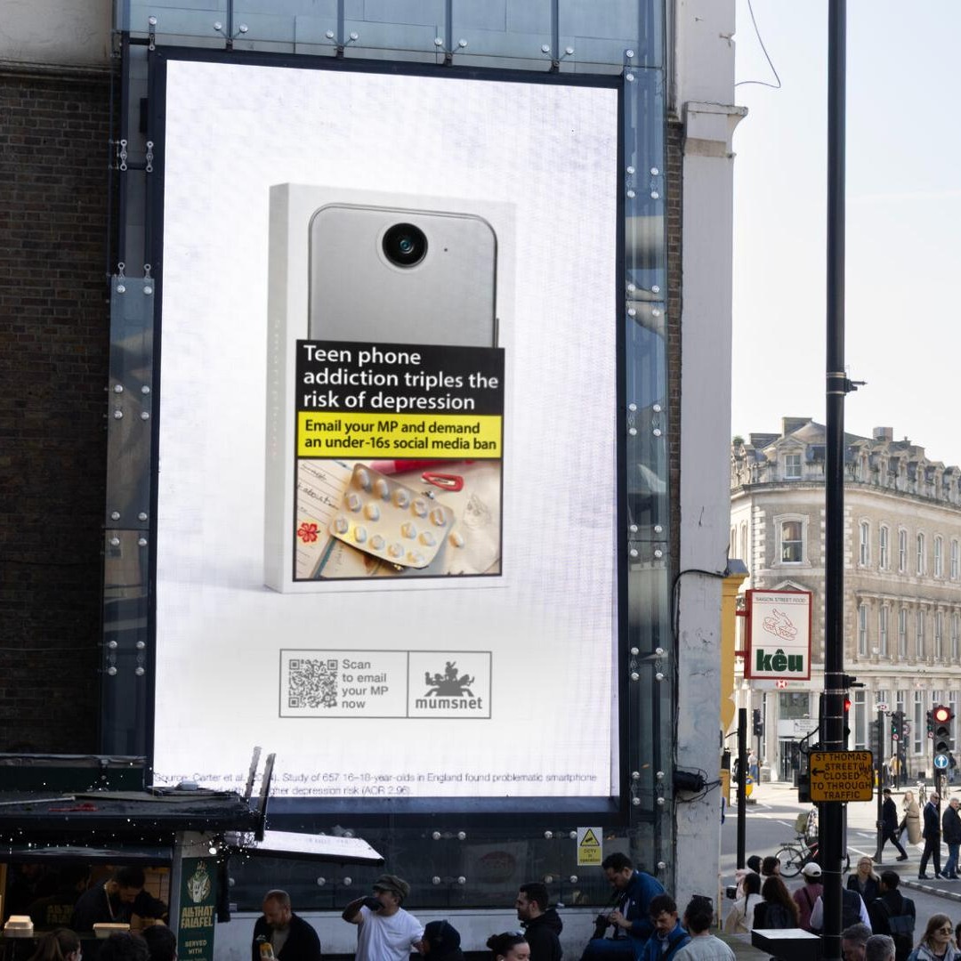 Valla publicitaria con advertencia sobre riesgos del teléfono móvil