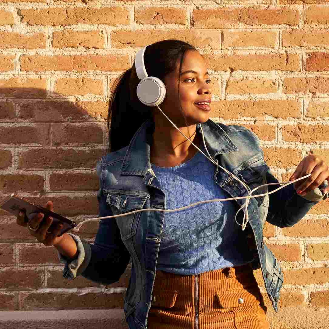 Según Warc, más de la mitad de los usuarios a nivel global usan cuentas gratuitos o con anuncios para la música en streming