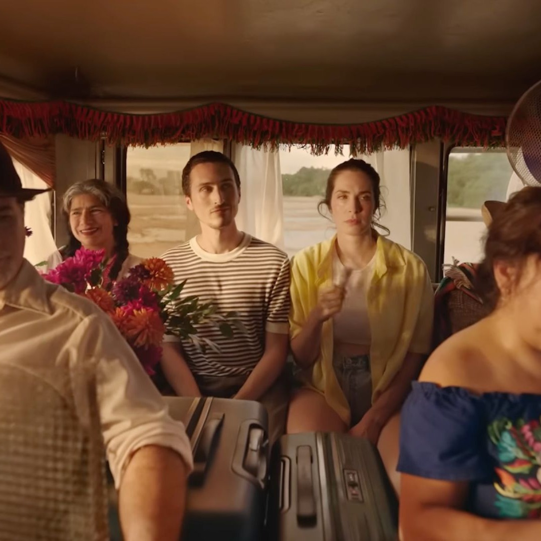 Un pareja en un autobús lleno de gente