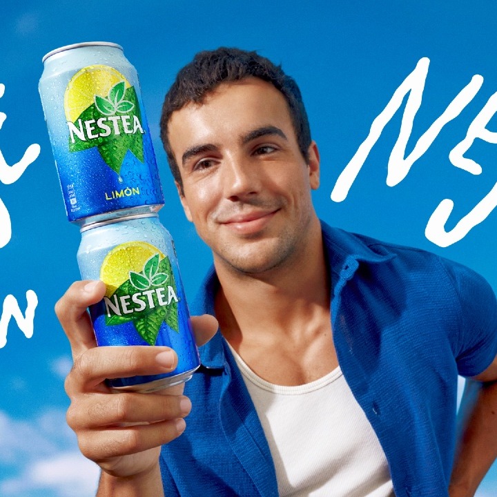 Oscar Casas con una lata de Nestea