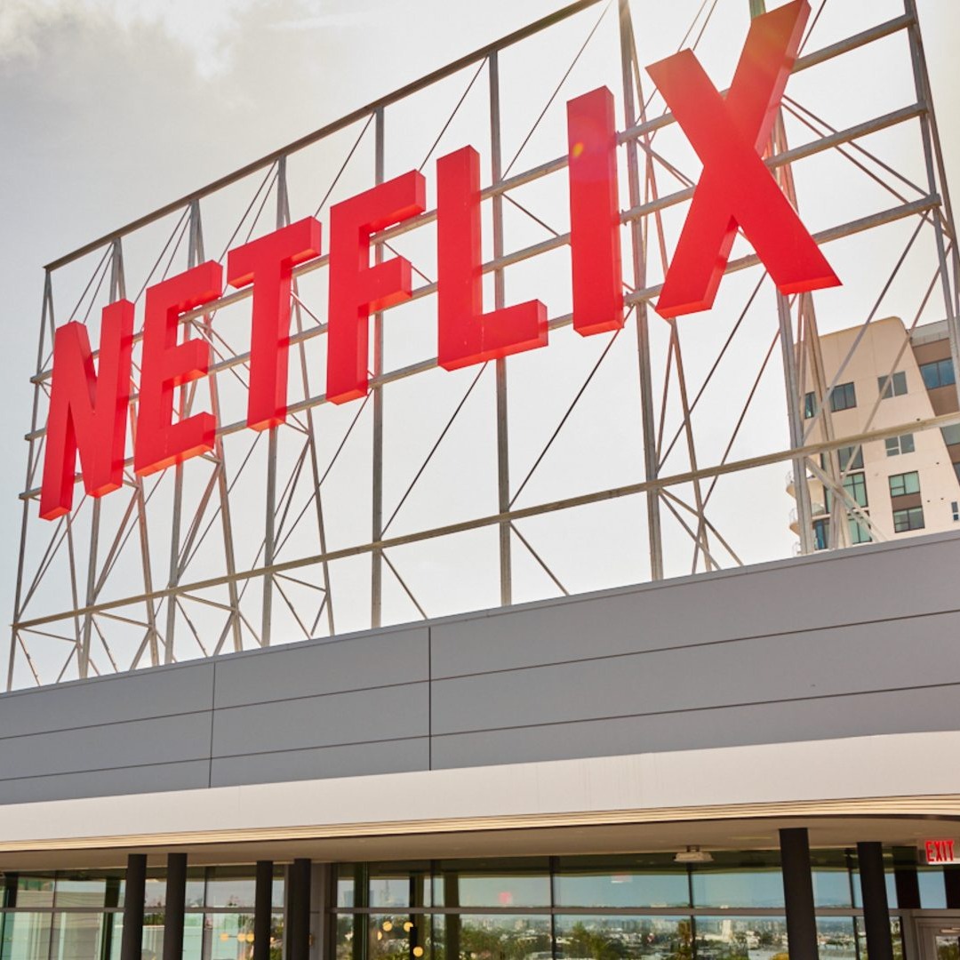 Cartel de Netflix sobre un edificio