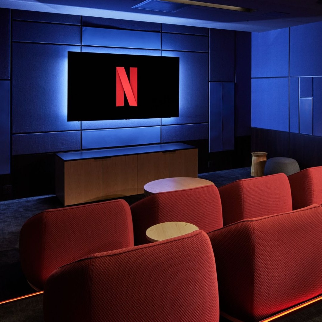Sala de cine con el logotipo de Netflix en un televisor