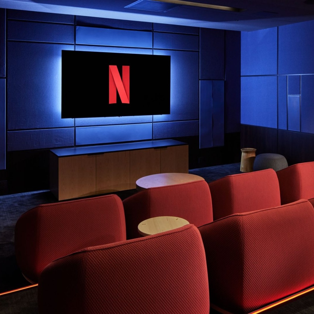 Logotipo de Netflix en sala de cine