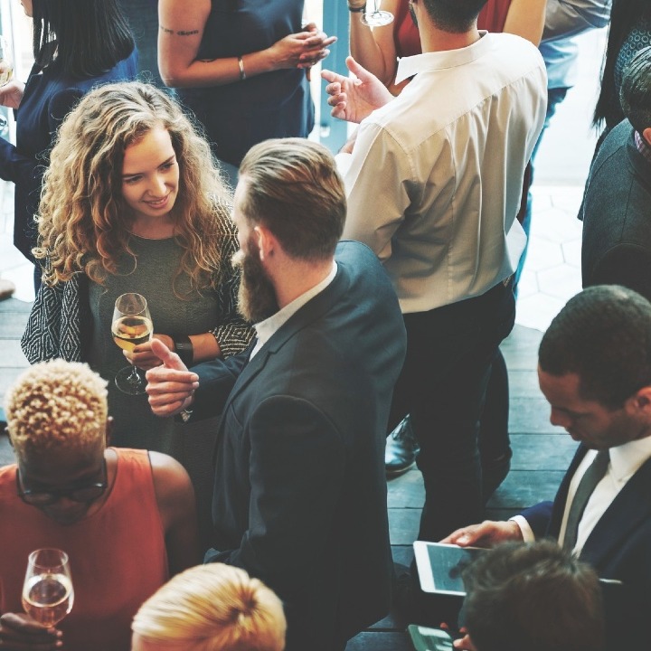 Personas haciendo networking en un evento de trabajo