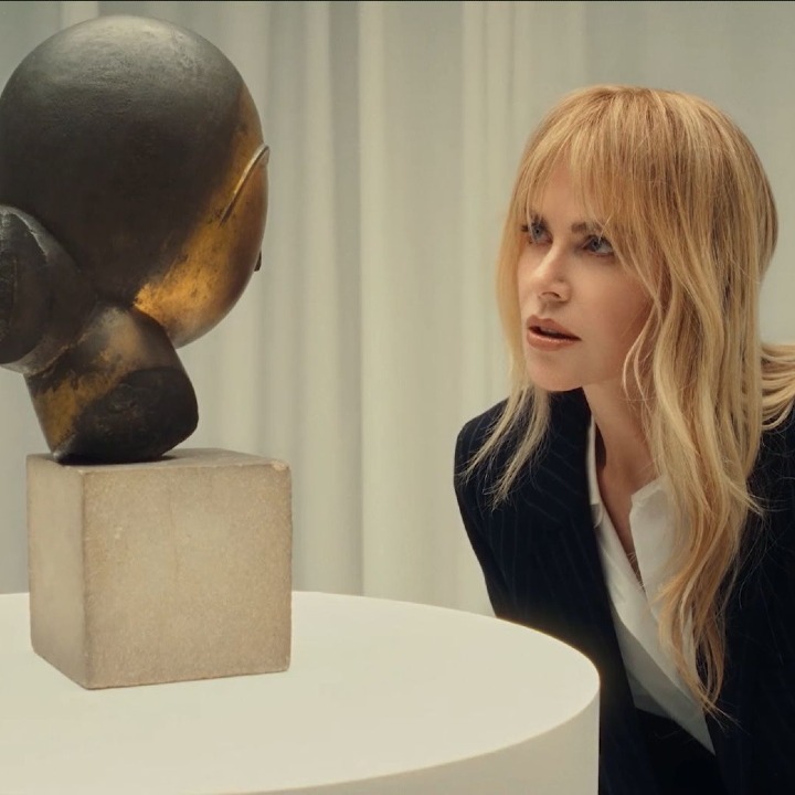 Nicole Kidman mirando la escultura