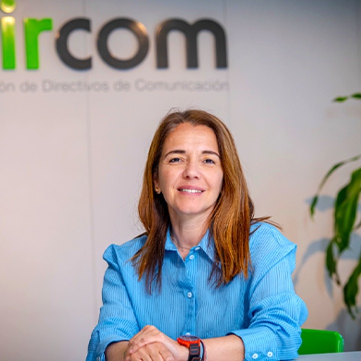 Retrato corporativo de Nieves Rey junto al logotipo de Dircom