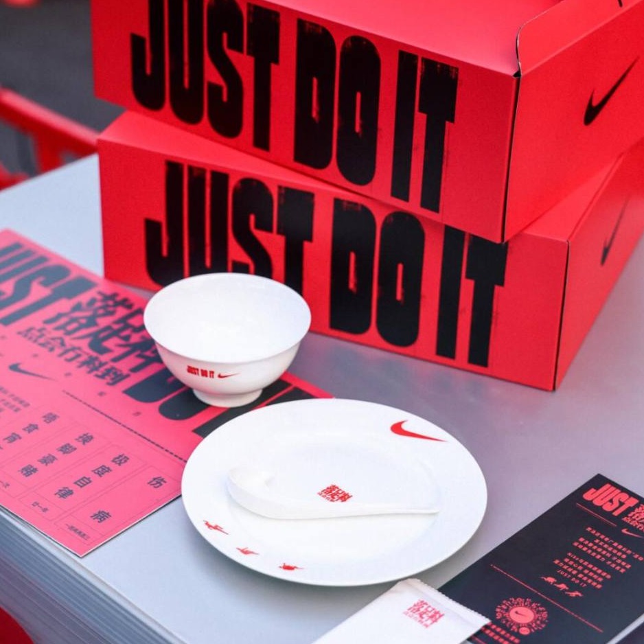Tazón de sopa con elementos de Nike