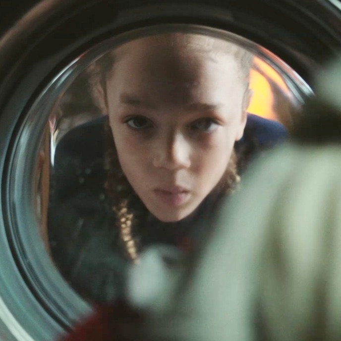 niño mirando a través de la lavadora