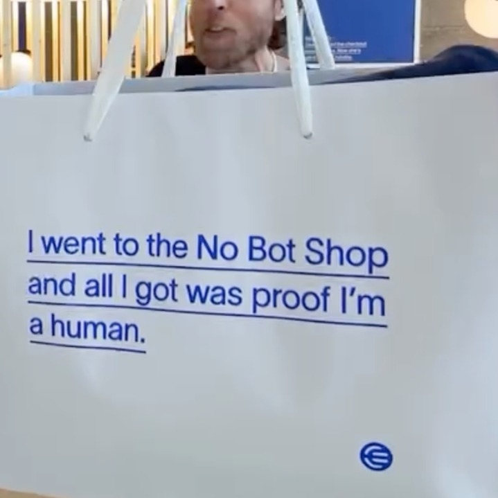 una bolsa de la tienda con la frase "fui a la no bot shop y todo lo que obtuve es una prueba de que soy humano"
