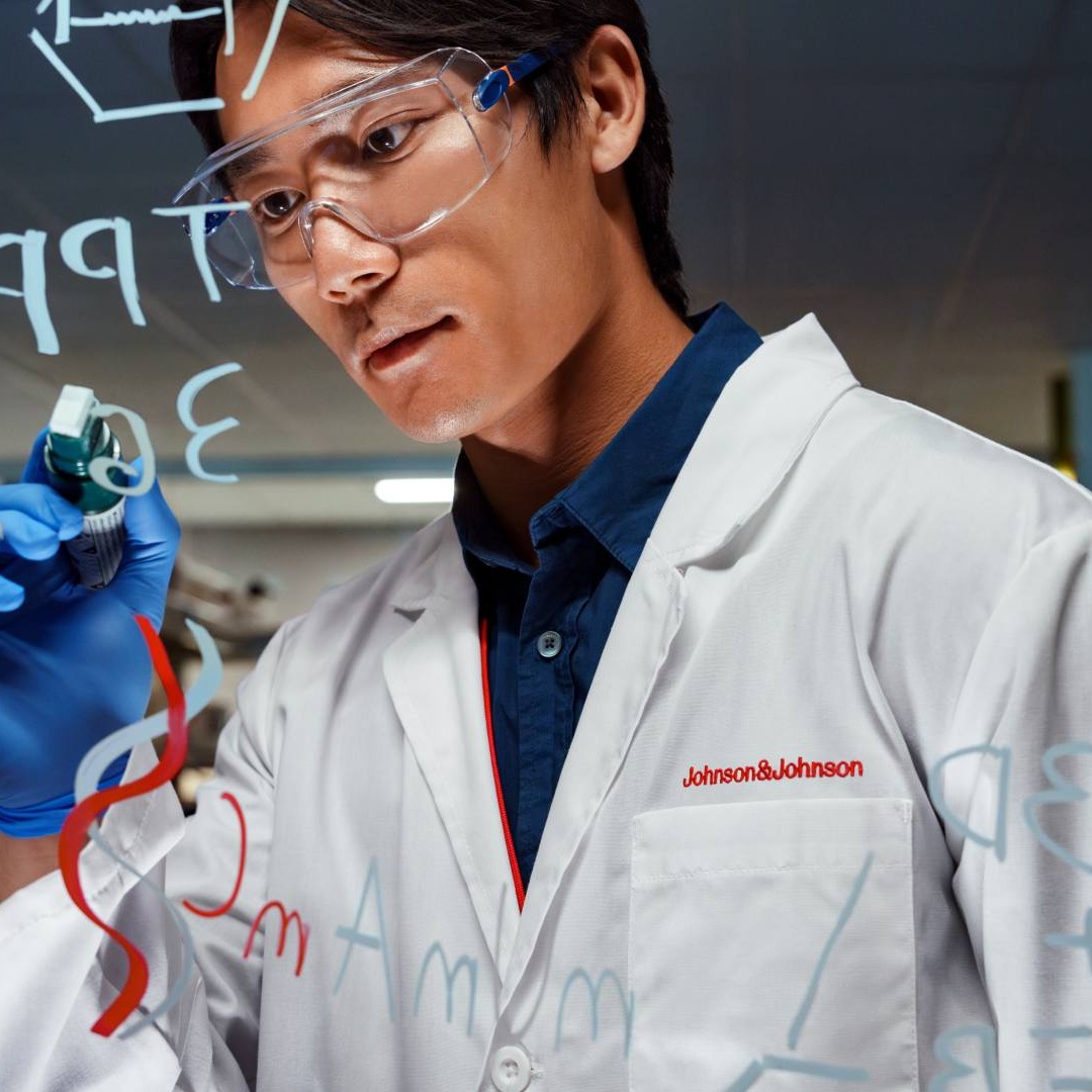 Johnson & Johnson actualiza su identidad visual para reflejar un enfoque estratégico centrado en la innovación Científico de Johnson & Johnson escribiendo en una pizarra
