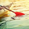 Hombre remando en una canoa
