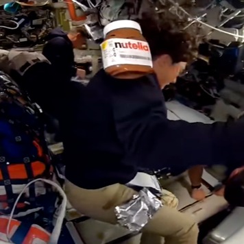 Un bote de Nutella flotando en la nave de la misión Artemis II