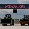 dos máquinas excavadoras bajo el arco de meta de madring