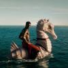 Hombre montado en un caballito de mar gigante navegando