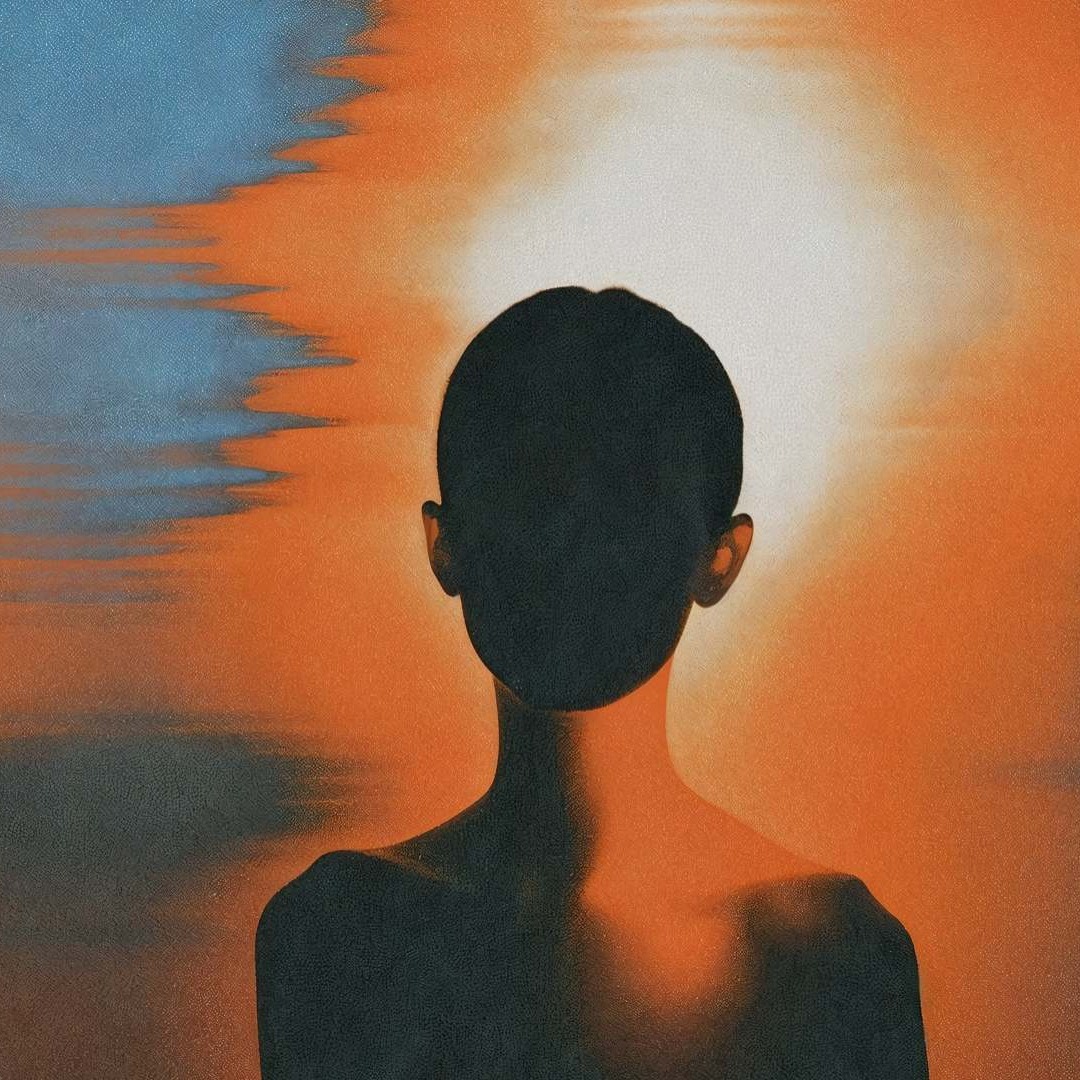 Silueta de mujer sobre fondo naranja