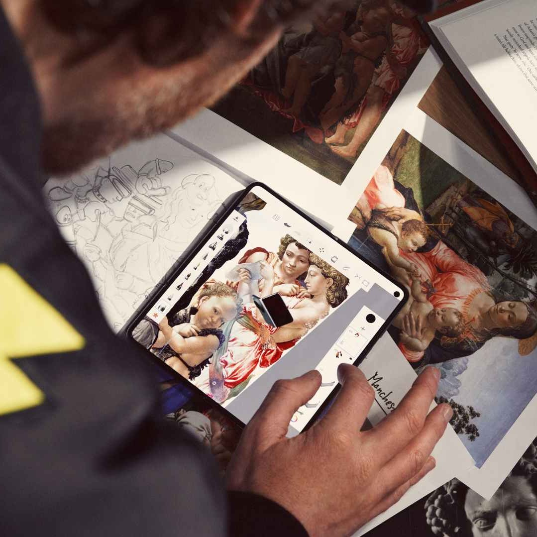 OnePlus completa una obra inacabada de Miguel Ángel con su nuevo smartphone plegable OnePlus y una obra de Miguel Ángel
