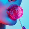Primer plano de los labios de una mujer chupando piruleta