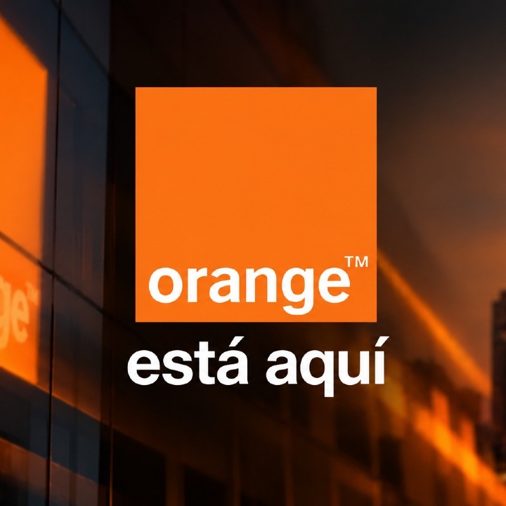 El logotipo de Orange sobre un fondo de ciudad al atardecer