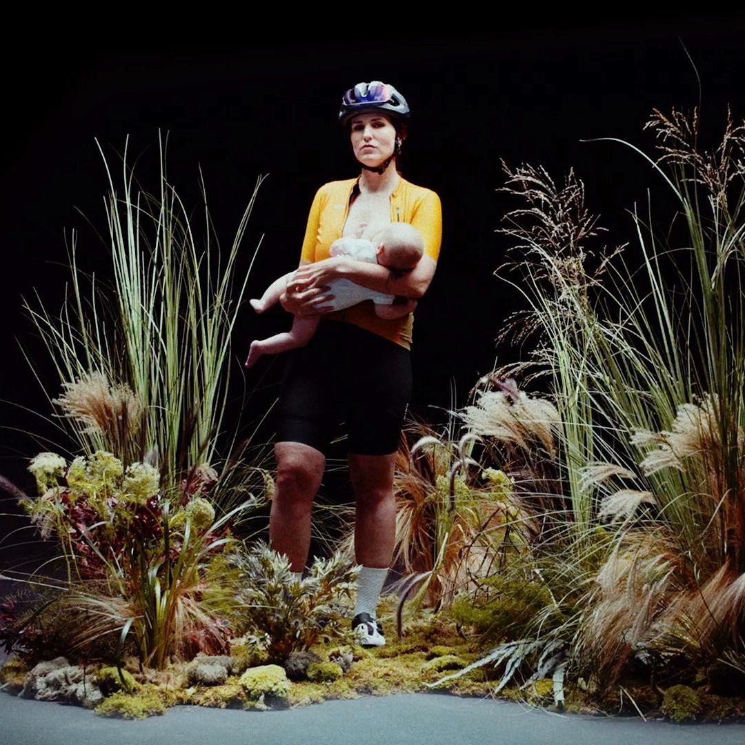 Mujer ciclista amamantando a un bebé