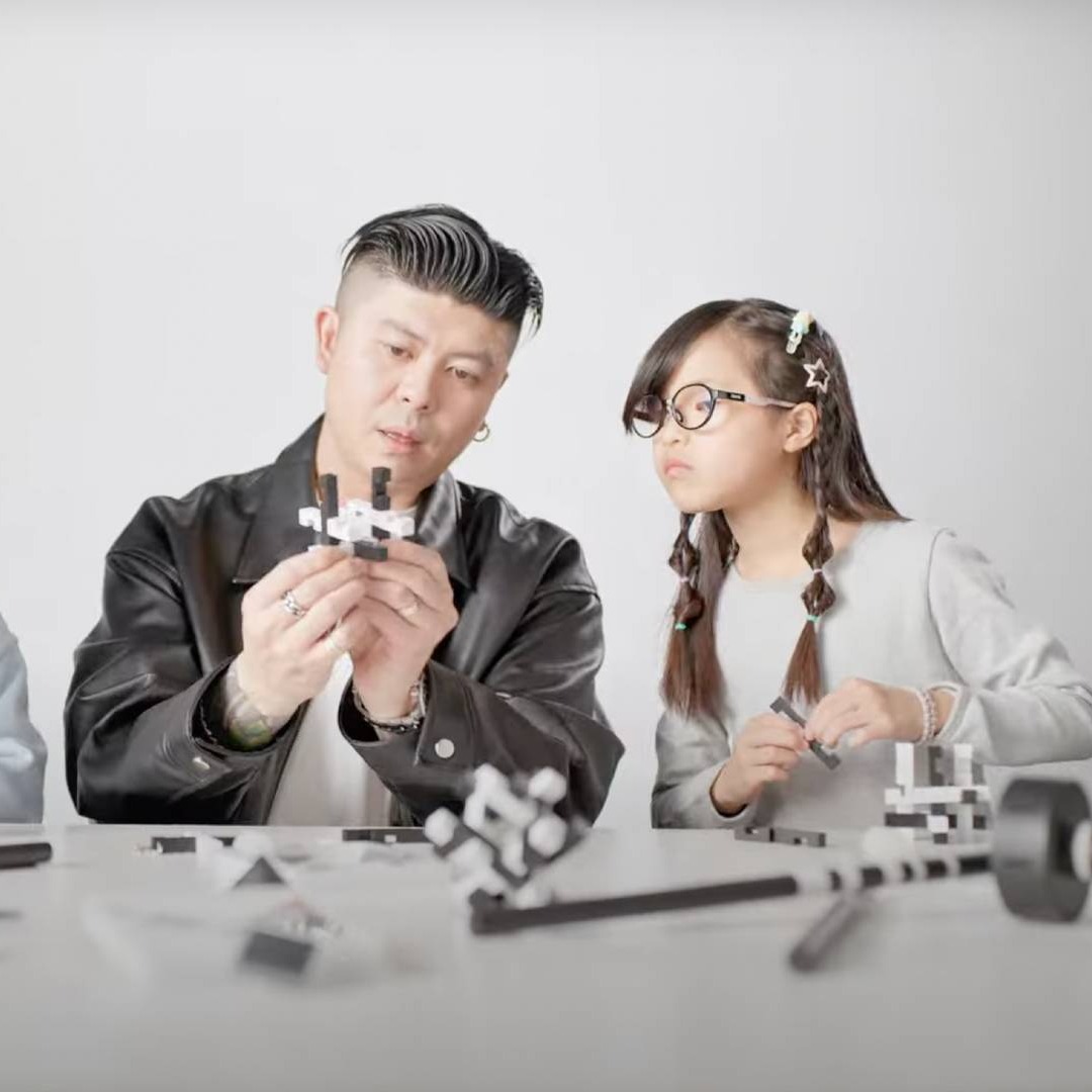 Niños chinos juega con juguetes tradicionales