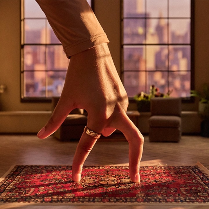 Una mano bailando en un salón sobre la alfombra