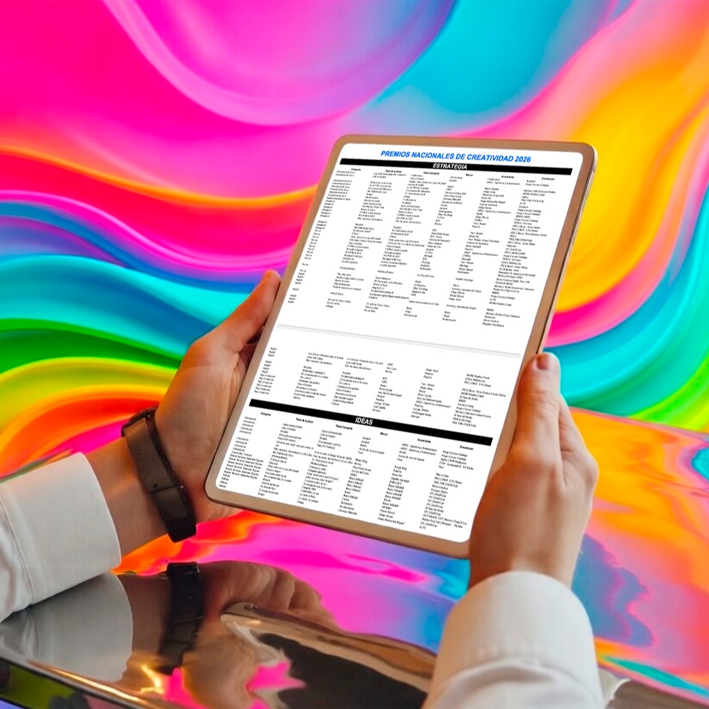 Una manos que sostienen un iPad con el palmarés