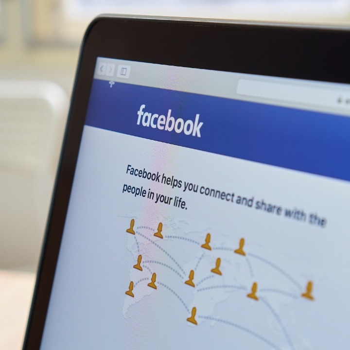 Una pantalla de ordenador con la interfaz de Facebook