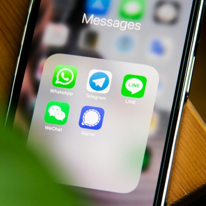 Una pantalla de teléfono con los iconos de aplicaciones de mensajería