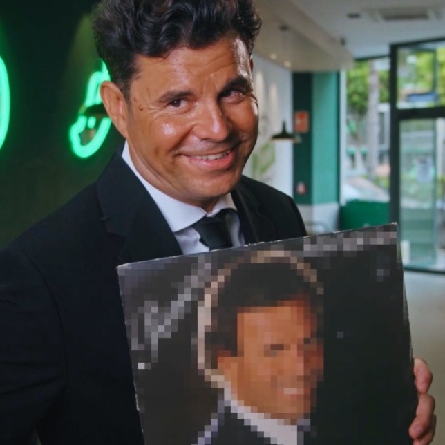 Javier Santos con un LP de Julio Iglesias y un padre con su hijo mostrando el DNI