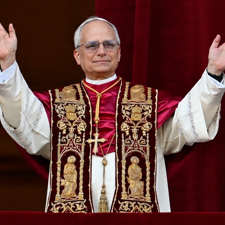 El Papa asomado a un balcón