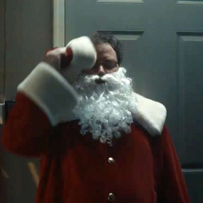 Ikea propone tomarse unas “vacaciones” de las vacaciones en su anuncio de Navidad para Canadá papa noel cansado se quita el gorro