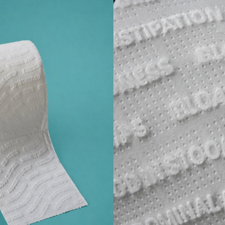 Una imagen del papel higiénico con las palabras de los síntomas de cáncer de colon impresas