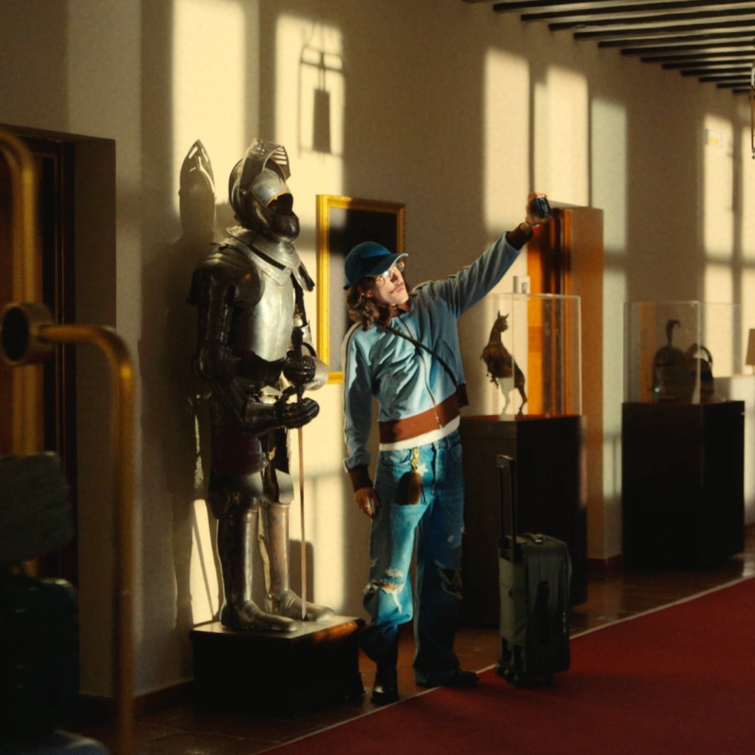 Un joven se hace un selfie con una armadura medieval