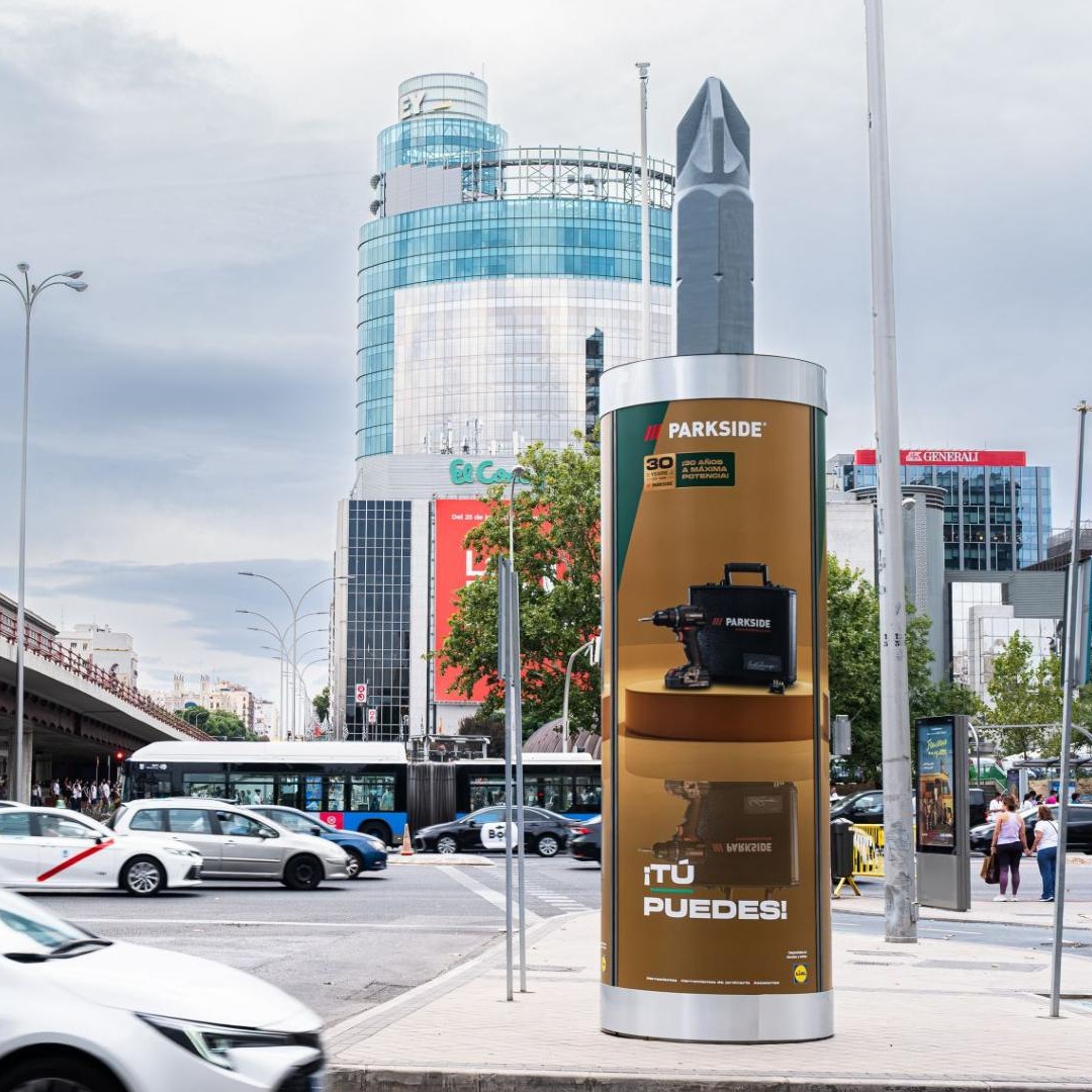 Columna publicitaria con forma de herramienta