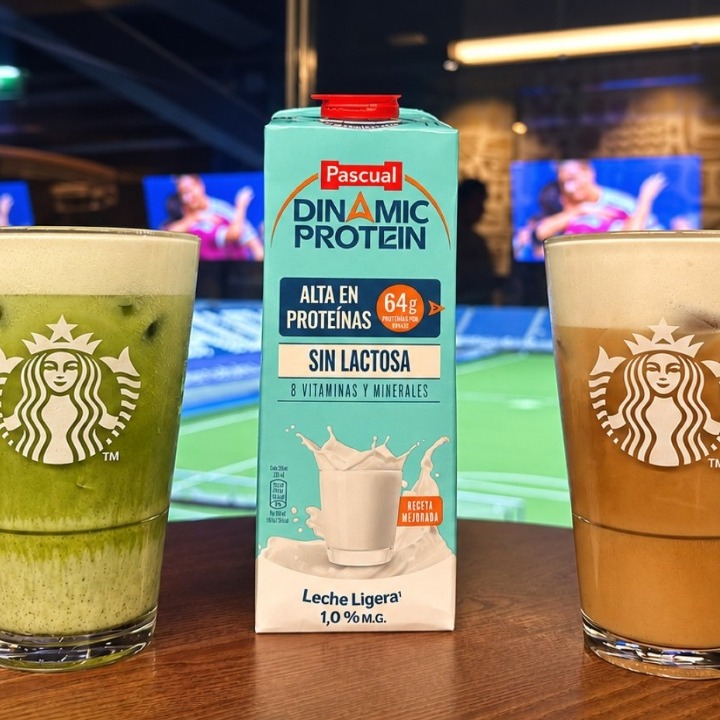 Bodegón con Protein Latte y Protein Matcha junto al brick de Dinamic Protein