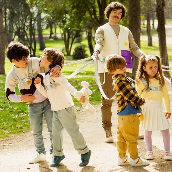 niños siendo paseados como si fueran perros