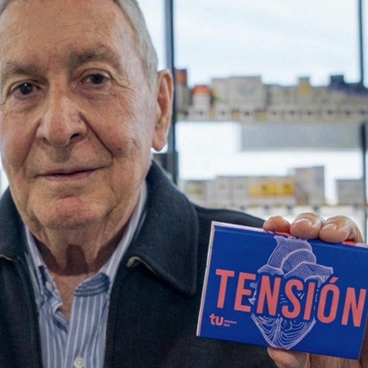 Un hombre mayor muestra una caja de pastillas en la que se lee en grande "Tensión"