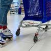 una persona con patines al lado de un carro de la compra en Carrefour