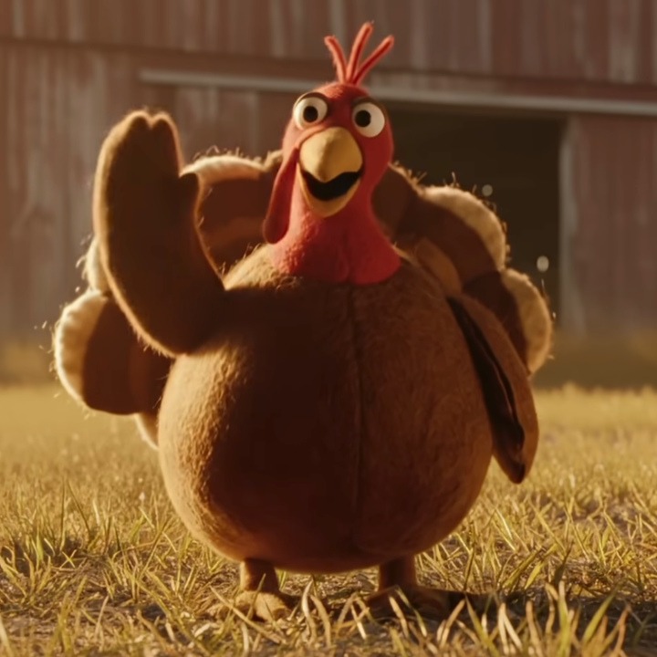 El pavo de peliuche sonríe saludando a la cámara