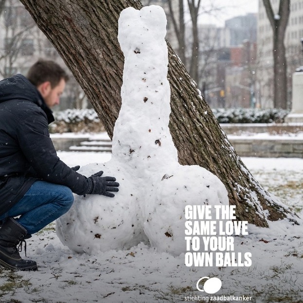 Hombres haciendo penes en la nieve como si fueran muñecos