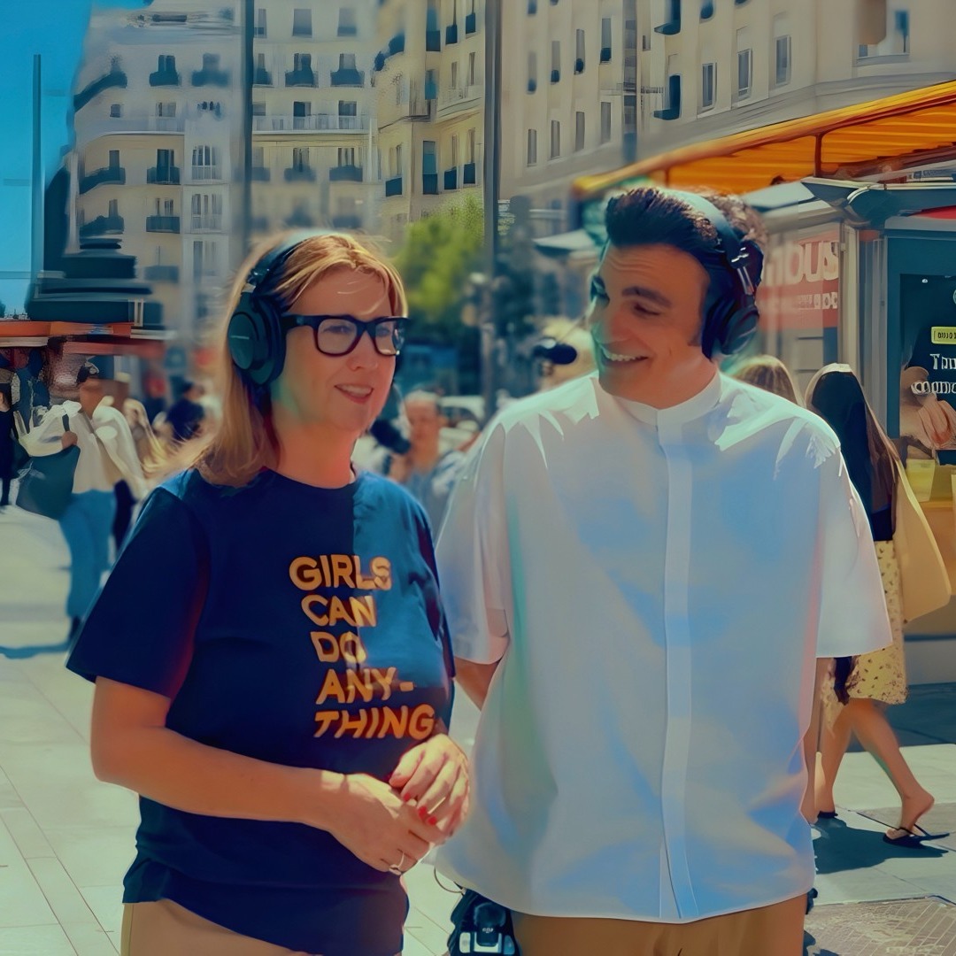 Pepa Rojo y Javier Guadiana paseando por Madrid